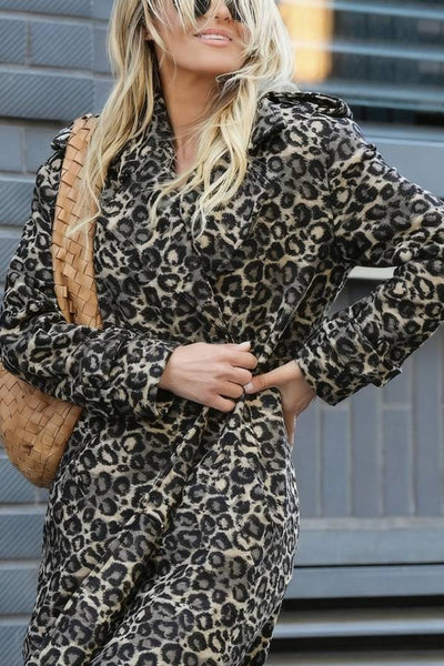 Abrigo Leopardo Elegante Mujer – Trench Largo con Hombreras y Bolsillos