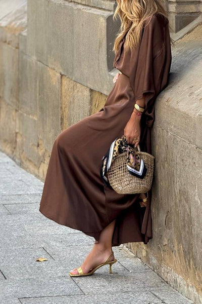 Conjunto satinado marrón oscuro elegante mujer