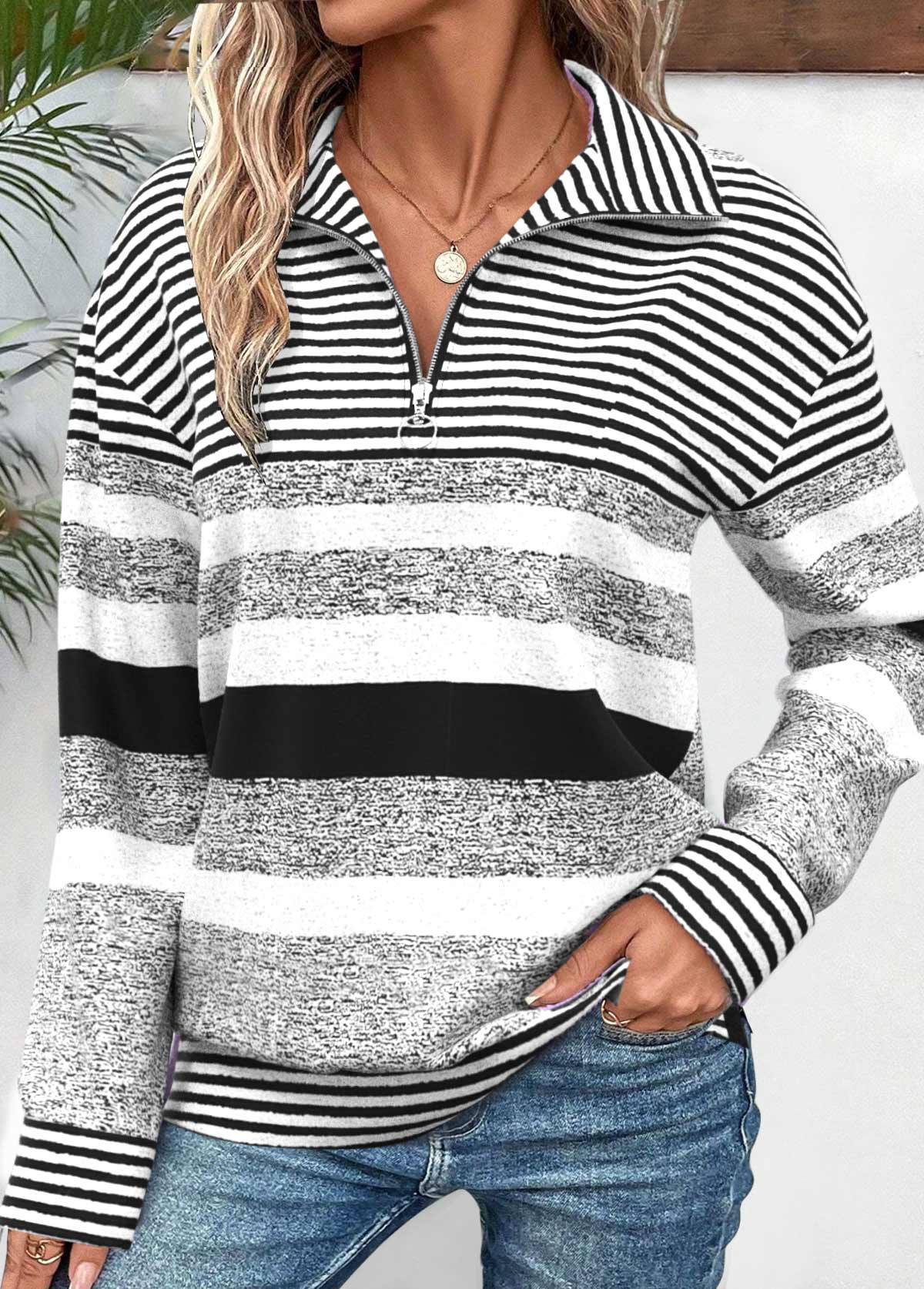 Sudadera Negra con Rayas