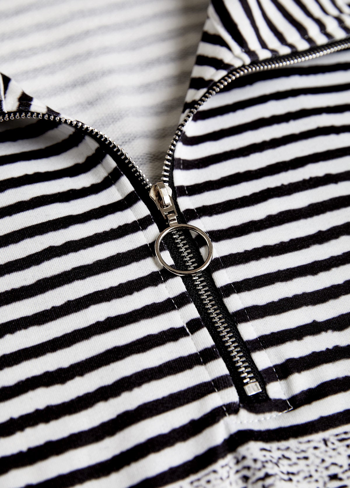 Sudadera Negra con Rayas