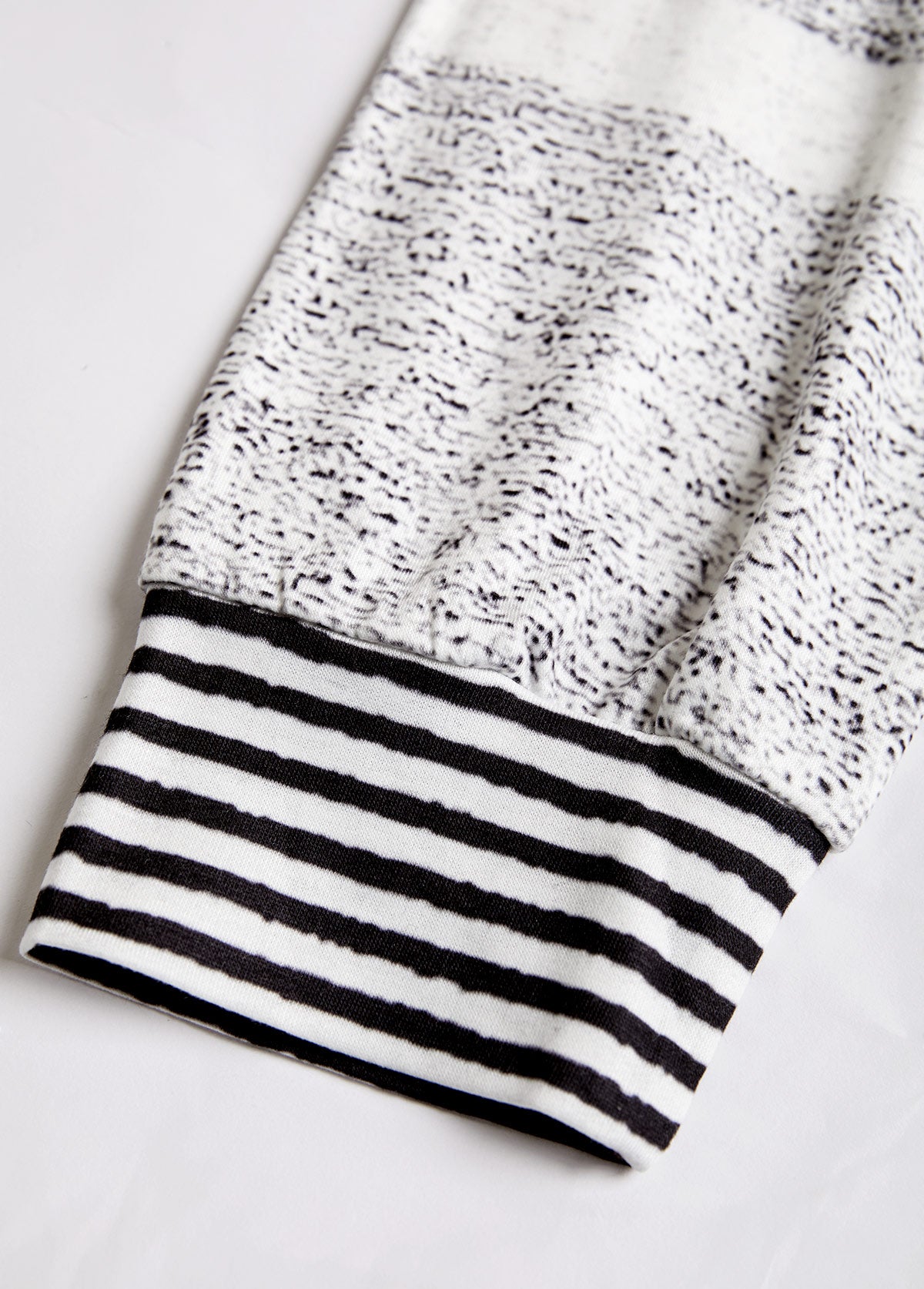 Sudadera Negra con Rayas