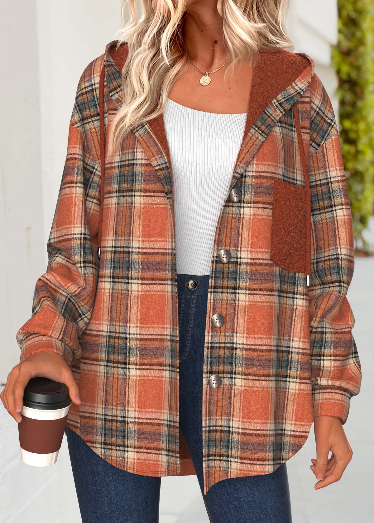 Chaqueta con capucha de cuadros terracota – Comodidad casual para el día a día