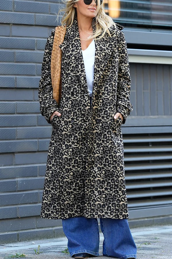 Abrigo Leopardo Elegante Mujer – Trench Largo con Hombreras y Bolsillos
