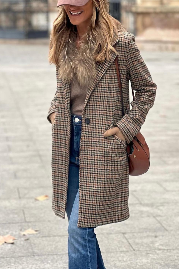 Abrigo de lana a cuadros marrón mujer – Elegancia británica otoño invierno