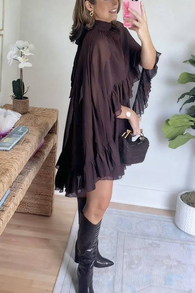 Vestido mini con capa y cuello alto - Estilo chic y moderno