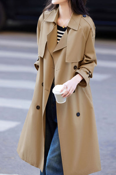 Gabardina minimalista elegante