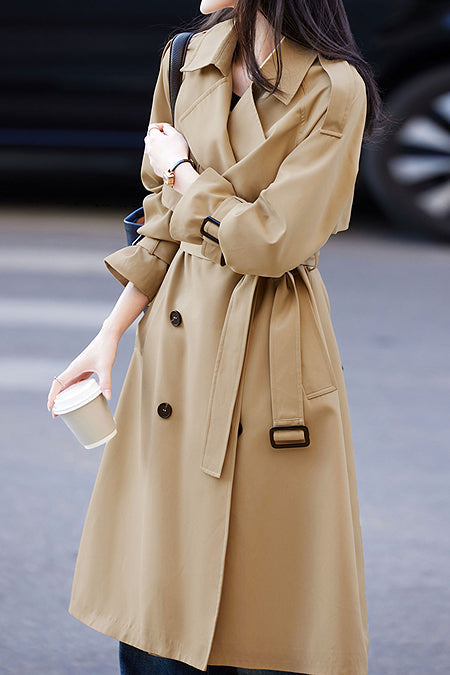 Gabardina minimalista elegante