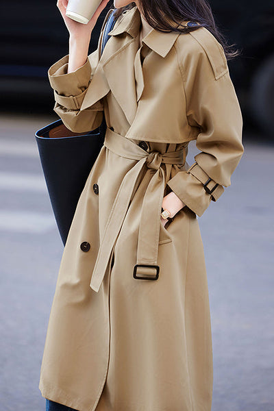 Gabardina minimalista elegante