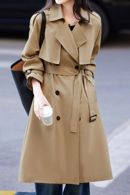 Gabardina minimalista elegante