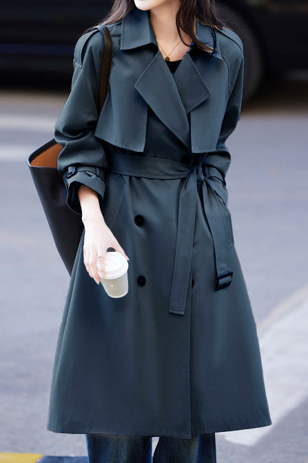 Gabardina minimalista elegante