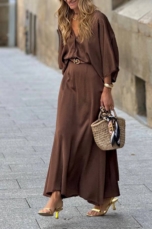 Conjunto satinado marrón oscuro elegante mujer