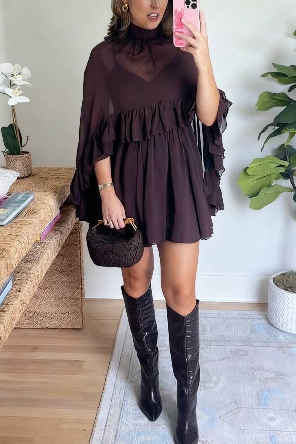 Vestido mini con capa y cuello alto - Estilo chic y moderno