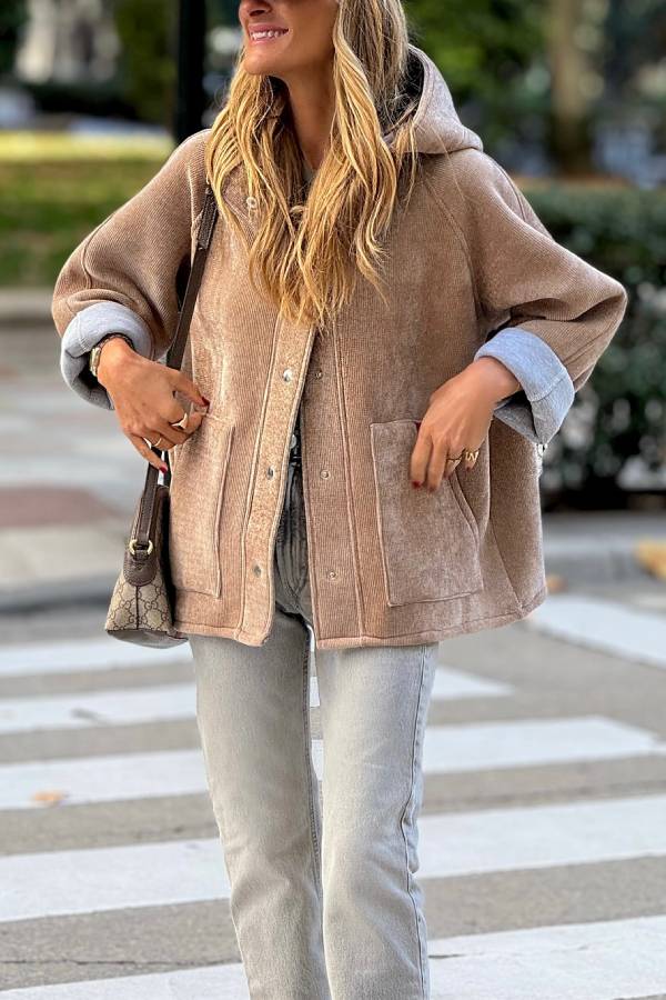 Chaqueta Kaki Oversize con Capucha – Estilo Casual y Chic