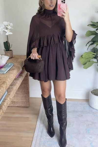 Vestido mini con capa y cuello alto - Estilo chic y moderno