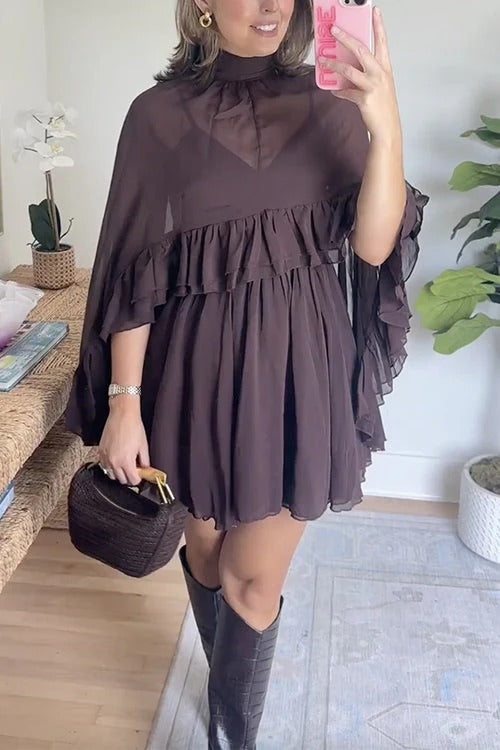 Vestido mini con capa y cuello alto - Estilo chic y moderno