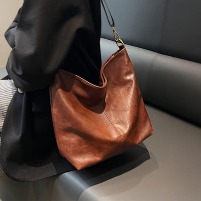Bolso de hombro de cuero versátil